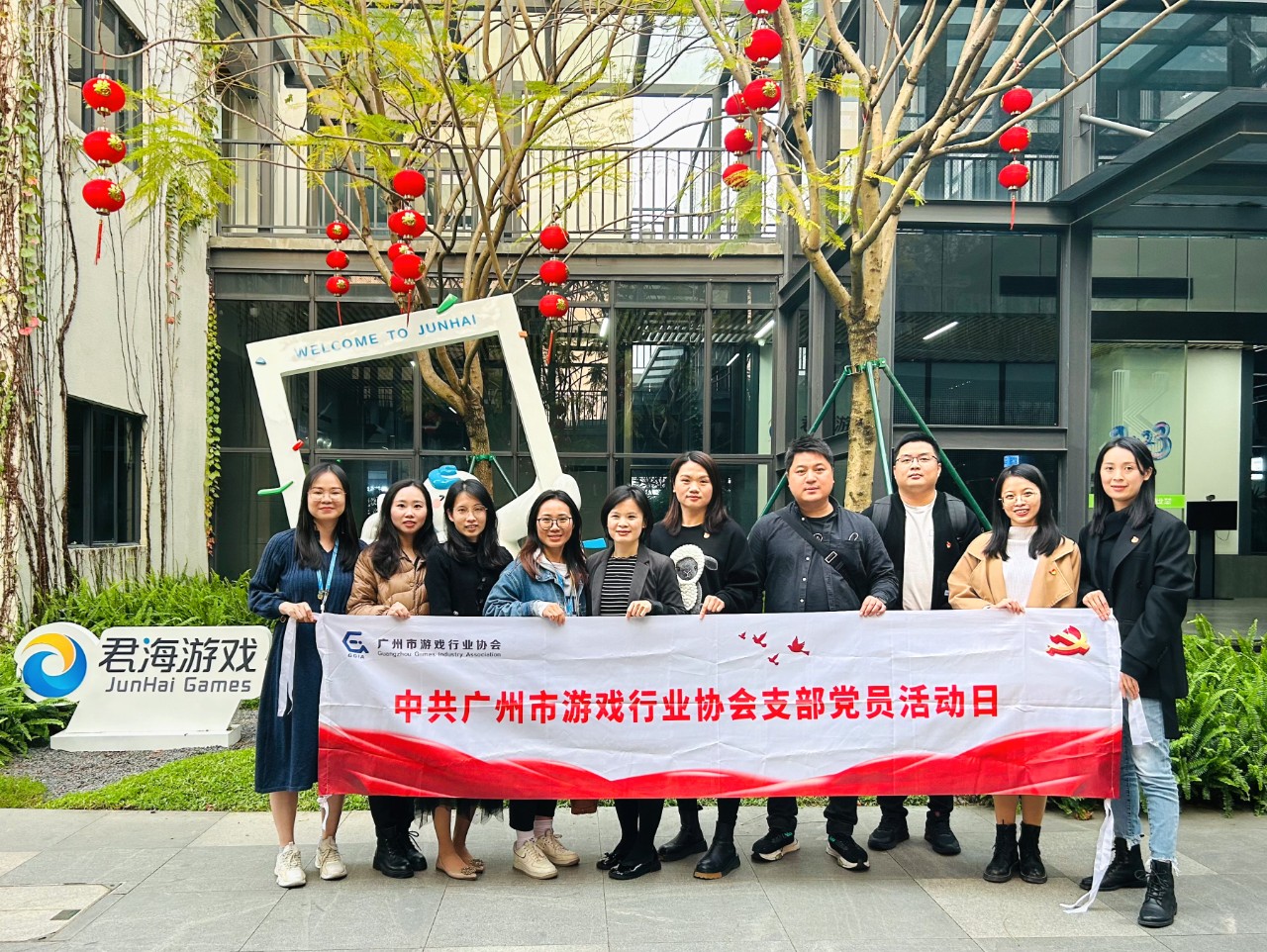 赏金女王党旗合影.jpg
